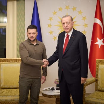 Ukrajinského prezidenta Volodymyra Zelenského v Turecku přivítal jeho protějšek Recep Tayyip Erdogan. 