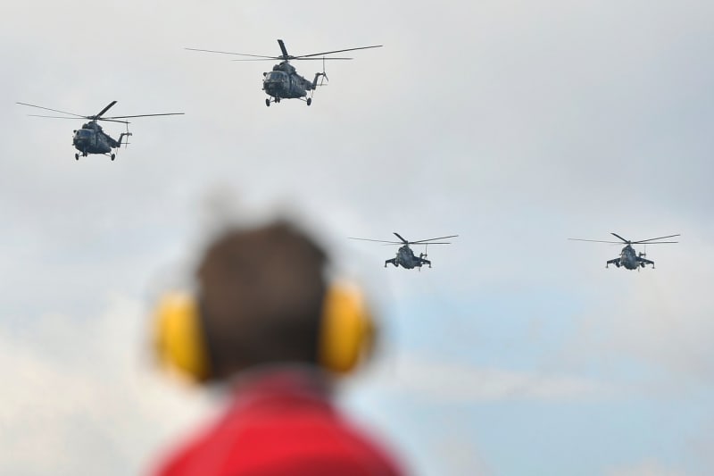 Bitevní vrtulníky Mil Mi-24 (na pravé straně)