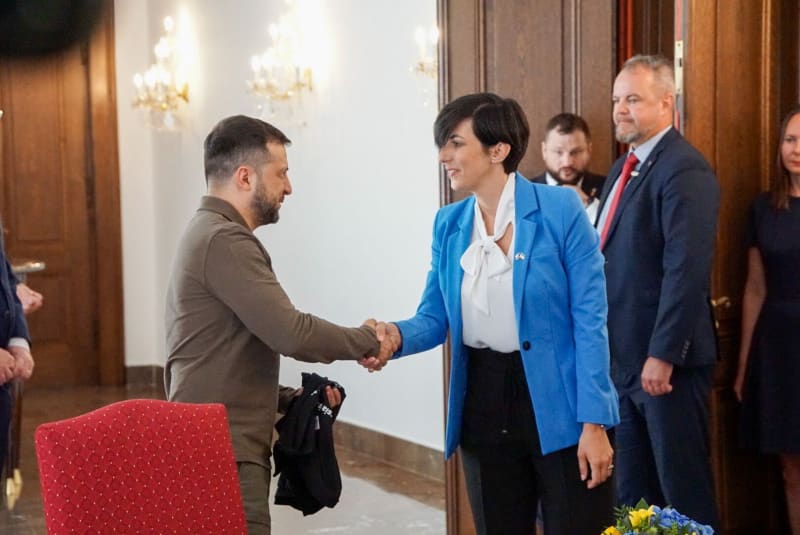 Ukrajinský prezident Volodymyr Zelenskyj s předsedkyní Poslanecké sněmovny Markétou Pekarovou Adamovou (TOP 09)