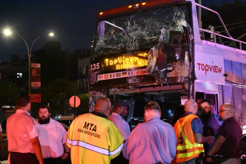 Více než 80 zraněných si vyžádala kolize dvou autobusů v New Yorku