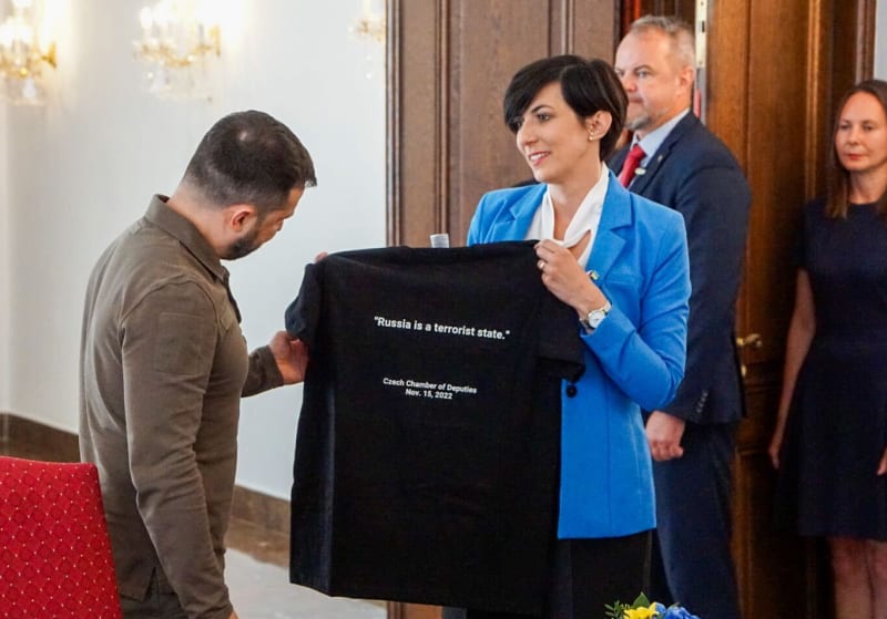 Zelenskyj dostal od Pekarové tričko s nápisem, že je Rusko teroristický stát.