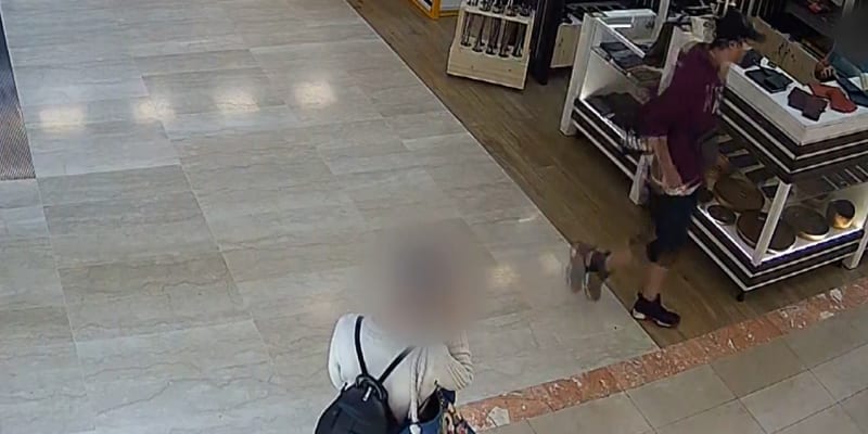 Policisté v Praze pátrají po zloději, který z obchodů krade značkové oblečení.