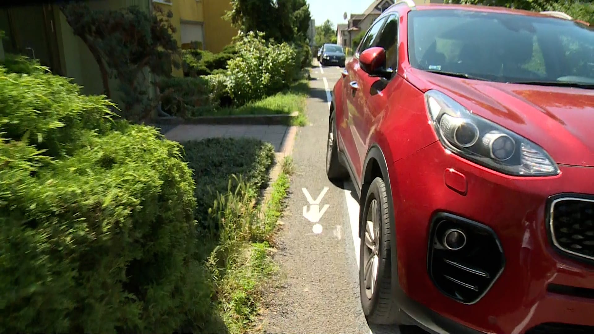 V Libni přidáním parkovacích míst zúžili chodník na půl metru.