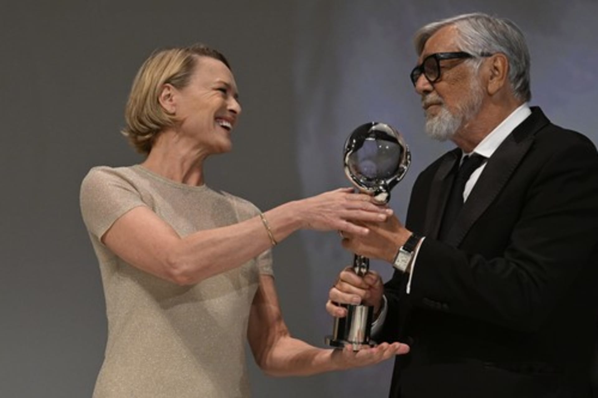 Americká herečka Robin Wrightová převzala v loňském roce od Jiřího Bartošky Cenu prezidenta Mezinárodního filmového festivalu Karlovy Vary.