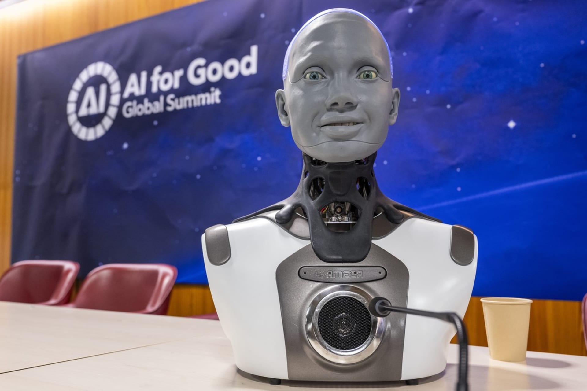 V Ženevě se uskutečnila debata mezi novináři a roboty, kteří využívají umělou inteligenci. 