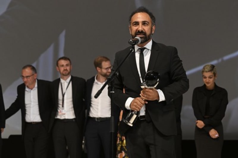 Poslední den 57. ročníku Mezinárodního filmového festivalu Karlovy Vary, 8. července 2023. Íránský režisér snímku Prázdné sítě Behrúz Karamízadí převzal na závěrečném ceremoniálu Zvláštní cenu poroty.