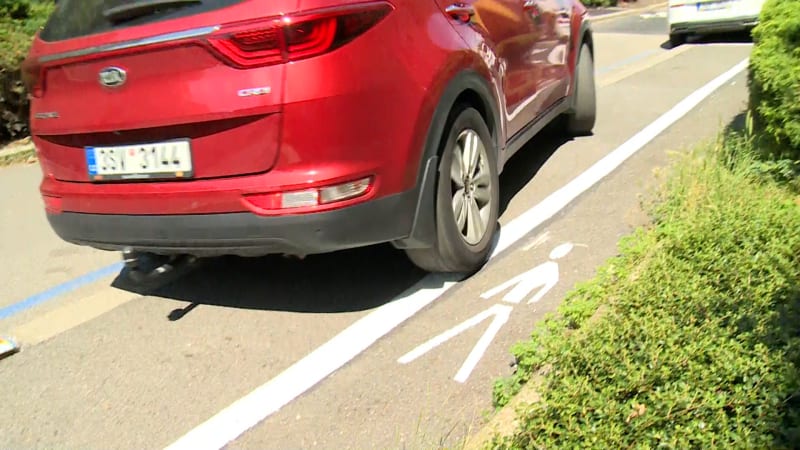  V Libni přidáním parkovacích míst zúžili chodník na půl metru.