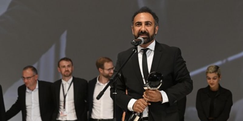 Poslední den 57. ročníku Mezinárodního filmového festivalu Karlovy Vary, 8. července 2023. Íránský režisér snímku Prázdné sítě Behrúz Karamízadí převzal na závěrečném ceremoniálu Zvláštní cenu poroty.