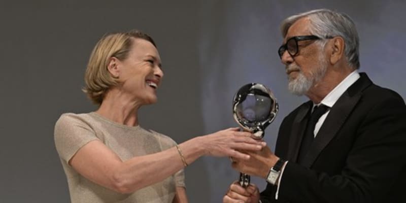 Americká herečka Robin Wrightová převzala v loňském roce od Jiřího Bartošky Cenu prezidenta Mezinárodního filmového festivalu Karlovy Vary.