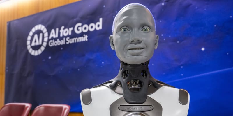 V Ženevě se uskutečnila debata mezi novináři a roboty, kteří využívají umělou inteligenci. 