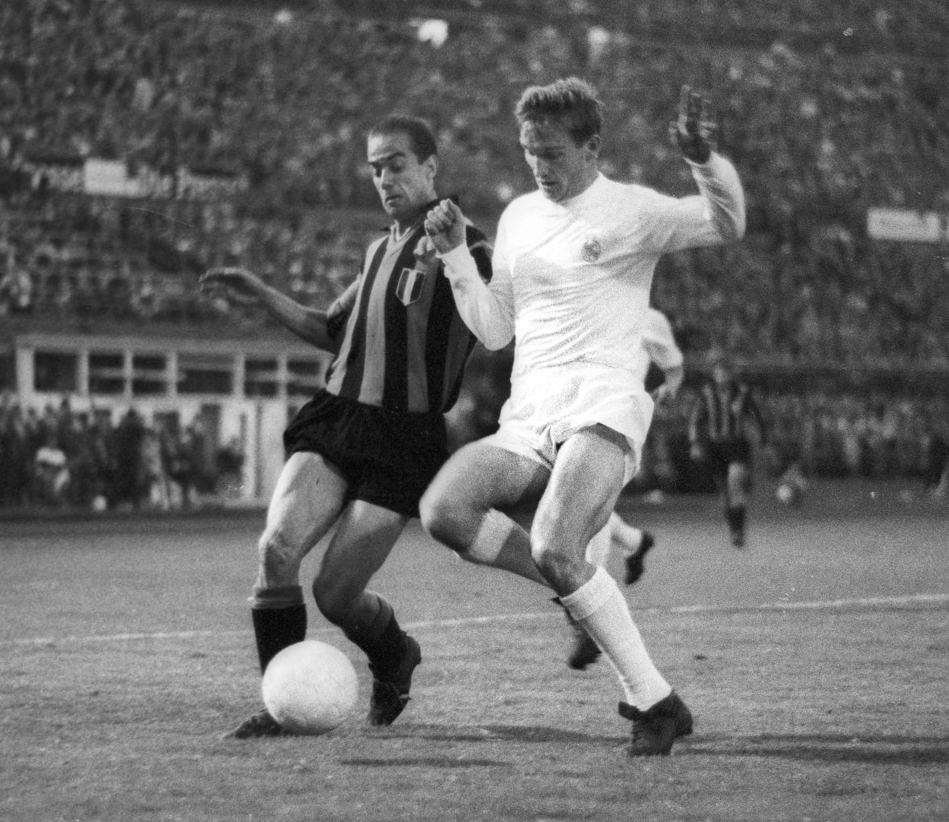 Fotbalista Luis Suárez nalevo během zápasu v roce 1964 