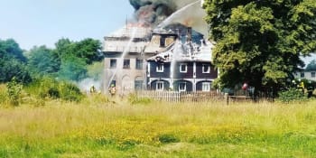 Požár na Děčínsku zničil historický dům. Sedm lidí se zranilo, zasahuje několik jednotek