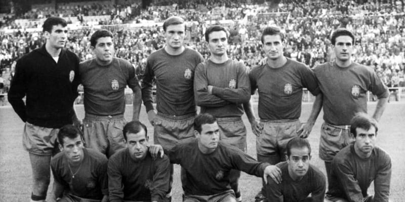 Mužstvo Španělska na Mistrovství Evropy v roce 1964. Luis Suárez druhý zprava dole 