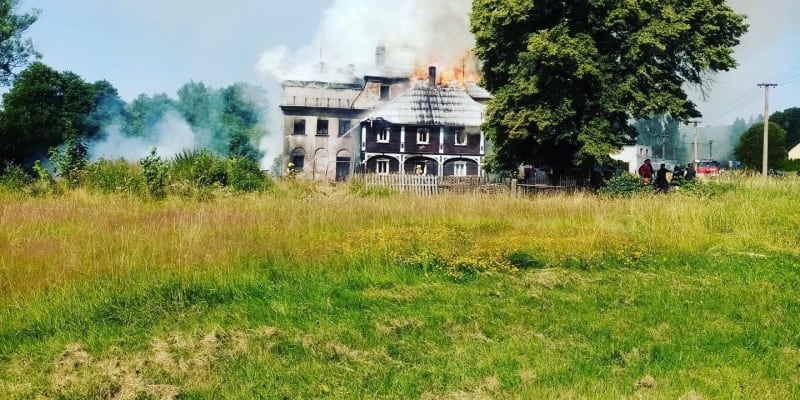 V historickém domě na Děčínsku vypukl požár.
