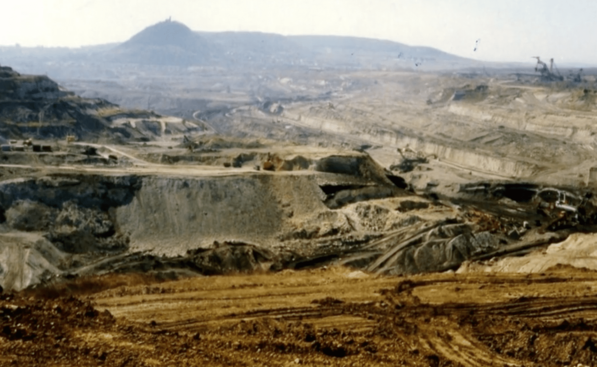 Původní měsíční krajina, kterou po sobě těžba uhlí zanechává.