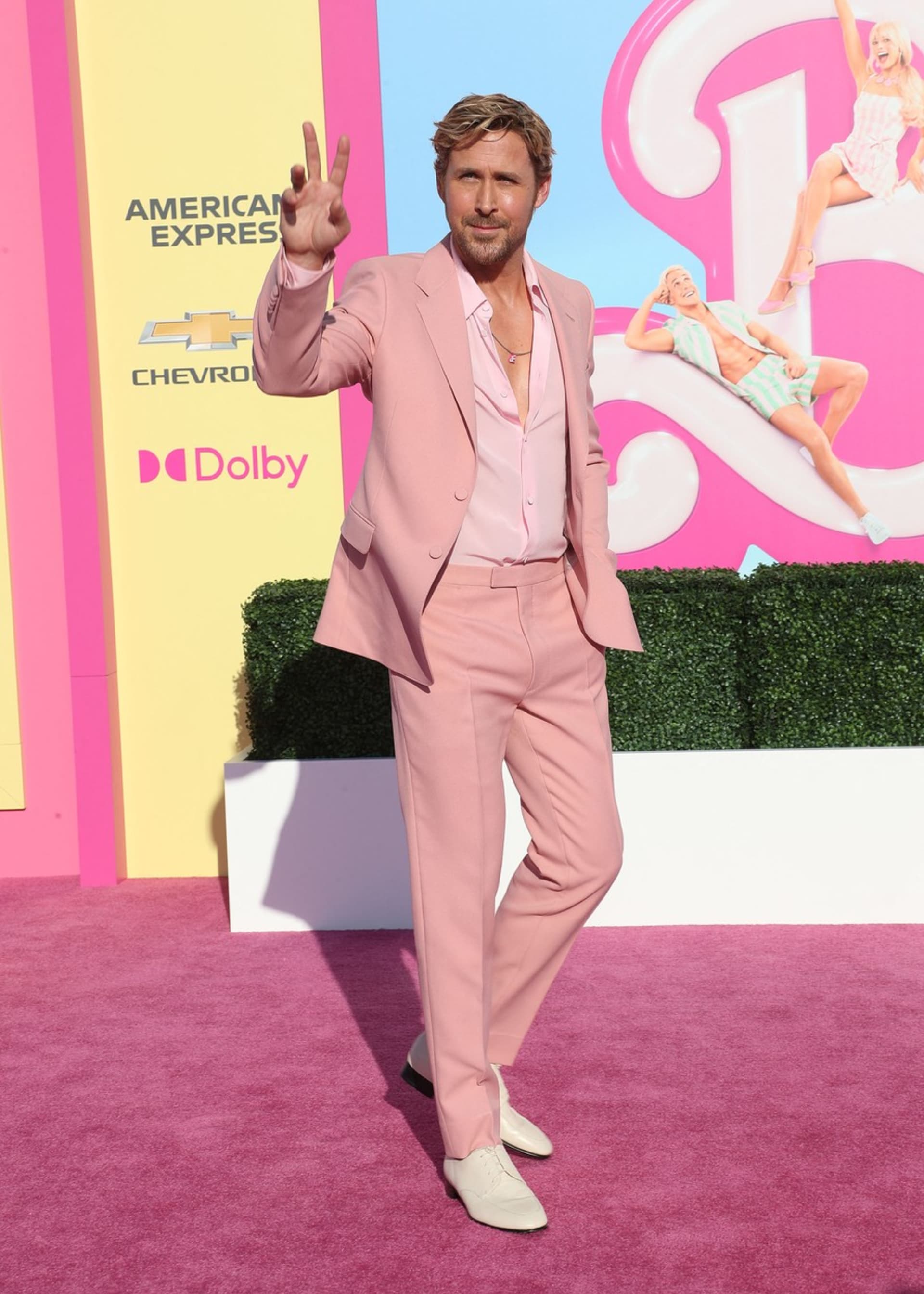 Představitel Kena Ryan Gosling zvolil oblek v růžových pastelových barvách.