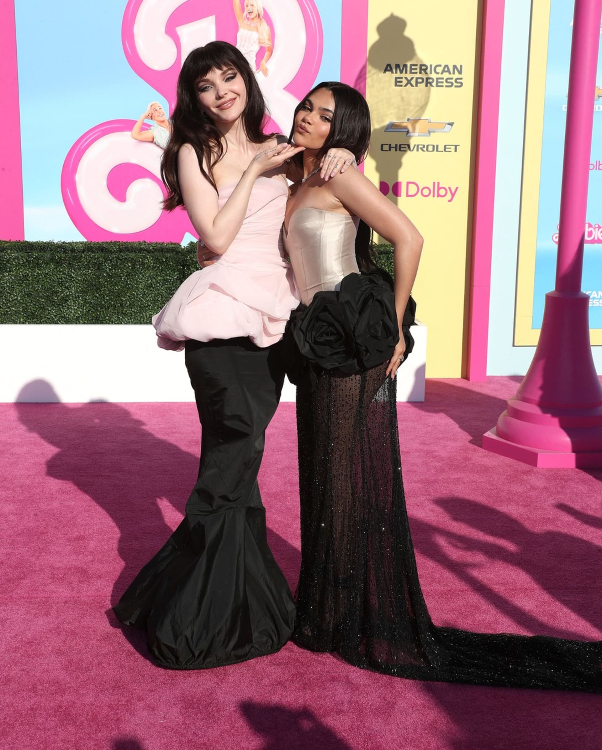 Herečky Cove Cameron a Ariana Greenblatt na premiéře filmu Barbie v Los Angeles
