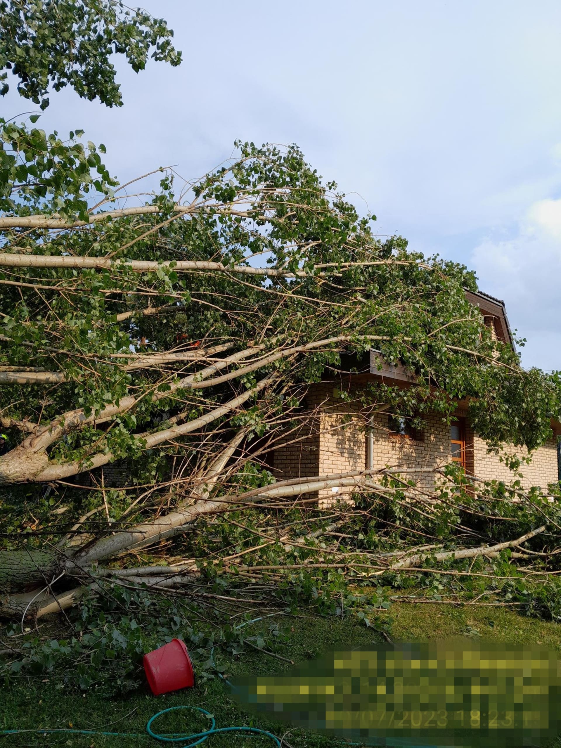 V Zahořanech u Prahy spadlo při bouřce několik topolů na rodinný dům, událost se obešla bez zranění. 