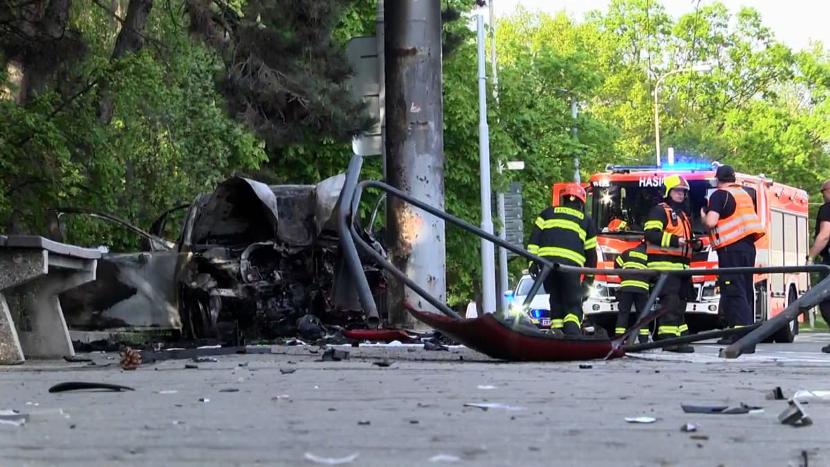 Strážníci v Brně zachraňovali cestující z hořícího auta.