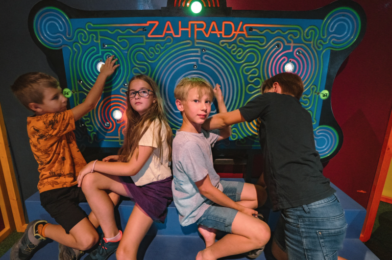 Malí návštěvníci objevují Trnkovu ZAHRADU 2.