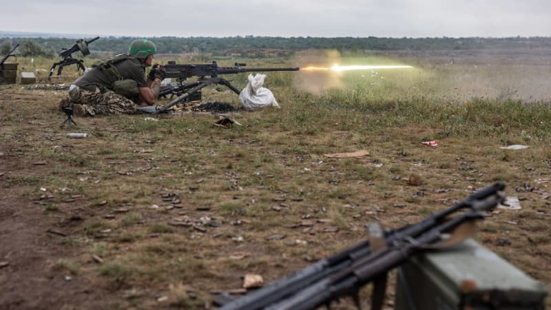 Ukrajinský voják pálí z kulometu M2 Browning