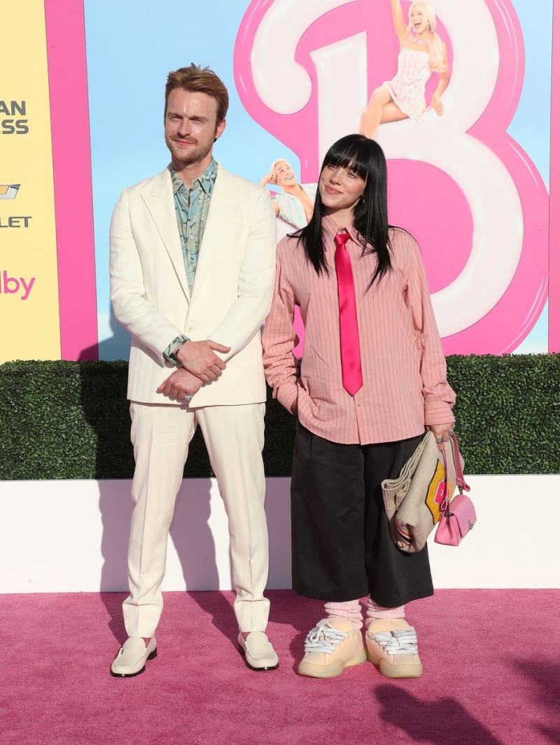 Zpěvačka Billie Eilish s bratrem Finneasem O'Connellem na premiéře filmu Barbie v Los Angeles. Jiráčkovou outfit zpěvačky zklamal.