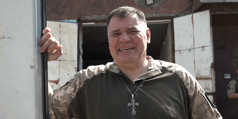 Otec Genadij je pastorem a boxerem. Na Ukrajině před válkou zachraňoval děti a bojoval proti gangům, nyní má za cíl vyhnat ze své vlasti Rusy.