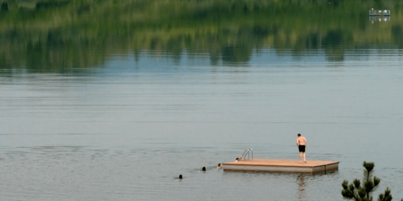 Žádná měsíční krajina, ale jezero podél kterého se dá relaxovat, sportovat i trávit čas s rodinou.