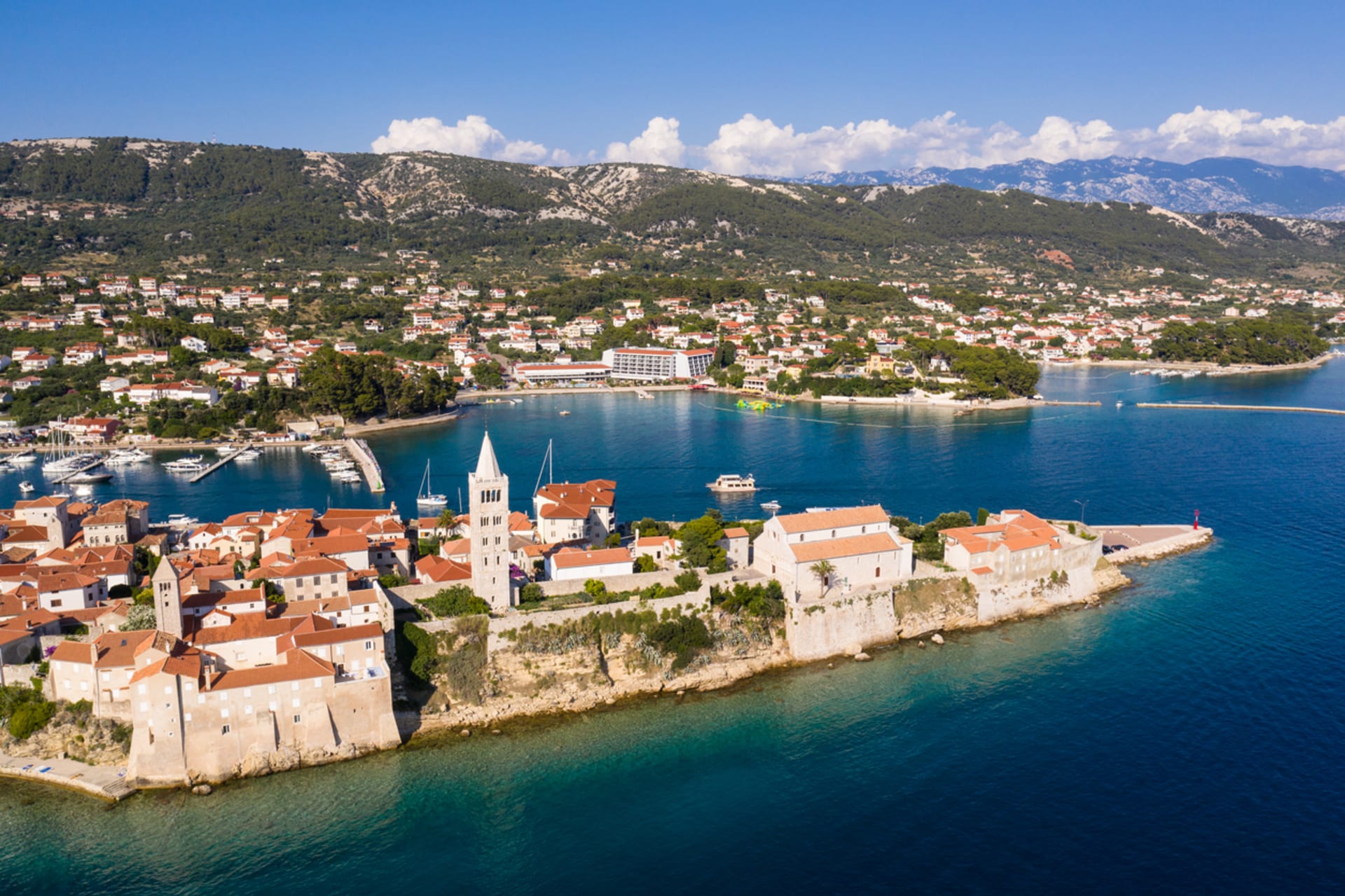 Letecký pohled na staré město Rab na ostrově Rab podél pobřeží Dalmácie v Chorvatsku