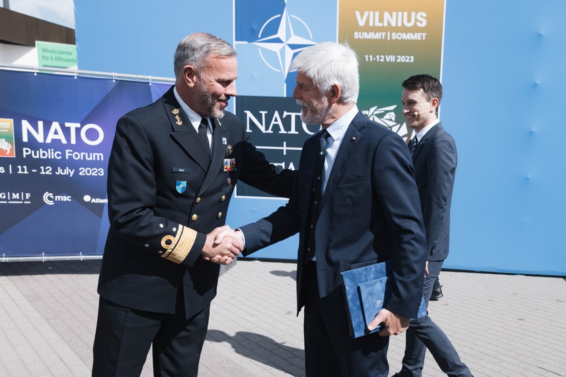 Český prezident Petr Pavel při setkání s nynějším předsedou Vojenského výboru NATO Robem Bauerem