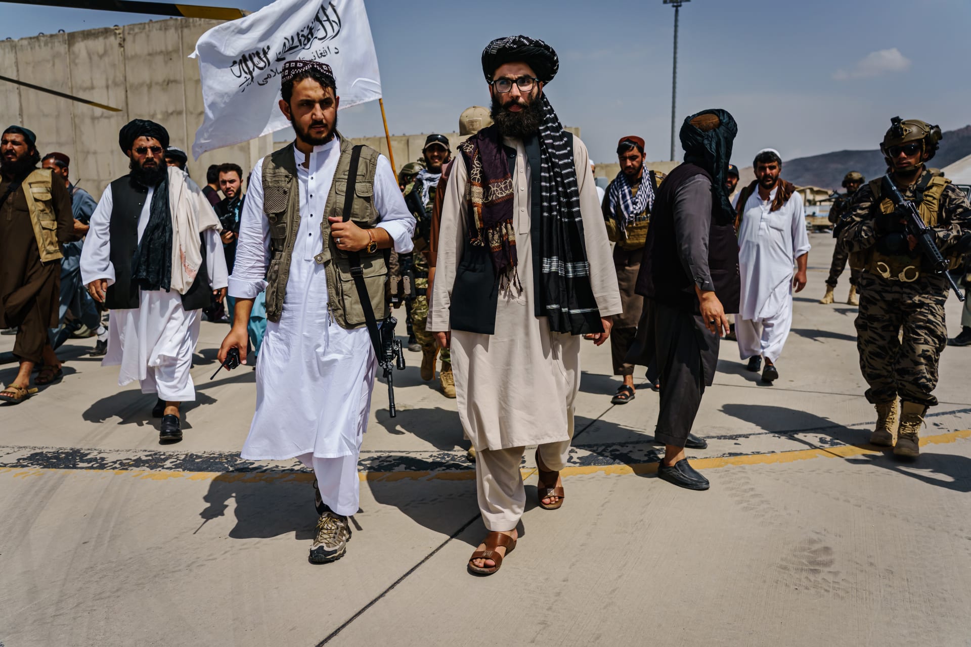 Tálibánci po obsazení letiště v Kábulu