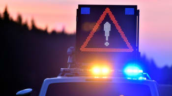Těžká havárie policistů u Frýdku-Místku. Auto zachvátily plameny, zranili se tři lidé