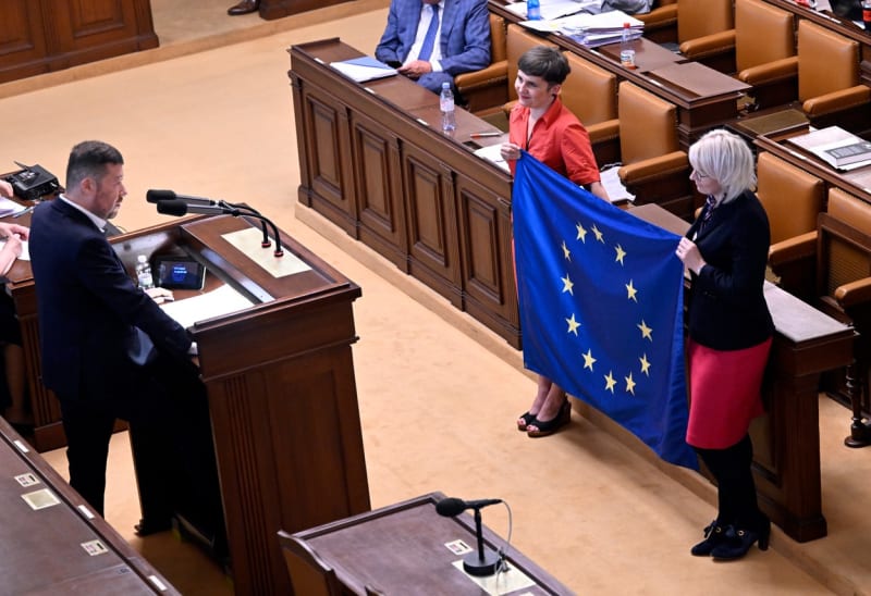 Tomio Okamura čelil vládním poslancům s vlajkou EU