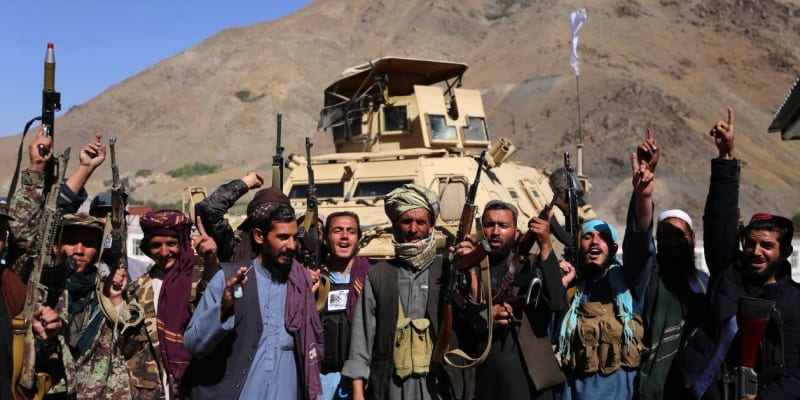 Slavící bojovníci Tálibánu (2021)