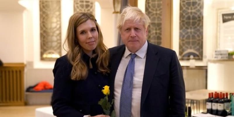 Boris a Carrie Johnsonovi přivítali nového člena do rodiny.