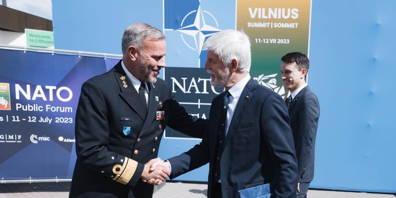Český prezident Petr Pavel při setkání s nynějším předsedou Vojenského výboru NATO Robem Bauerem.
