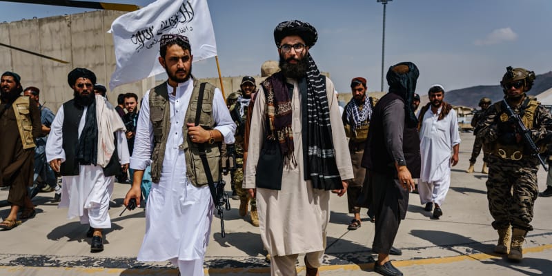 Tálibánci po obsazení letiště v Kábulu