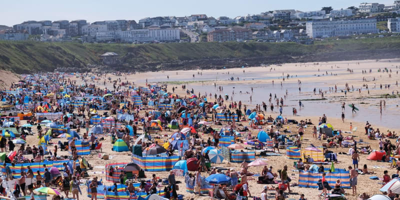 Pláže v anglickém Cornwallu jsou plné lidí