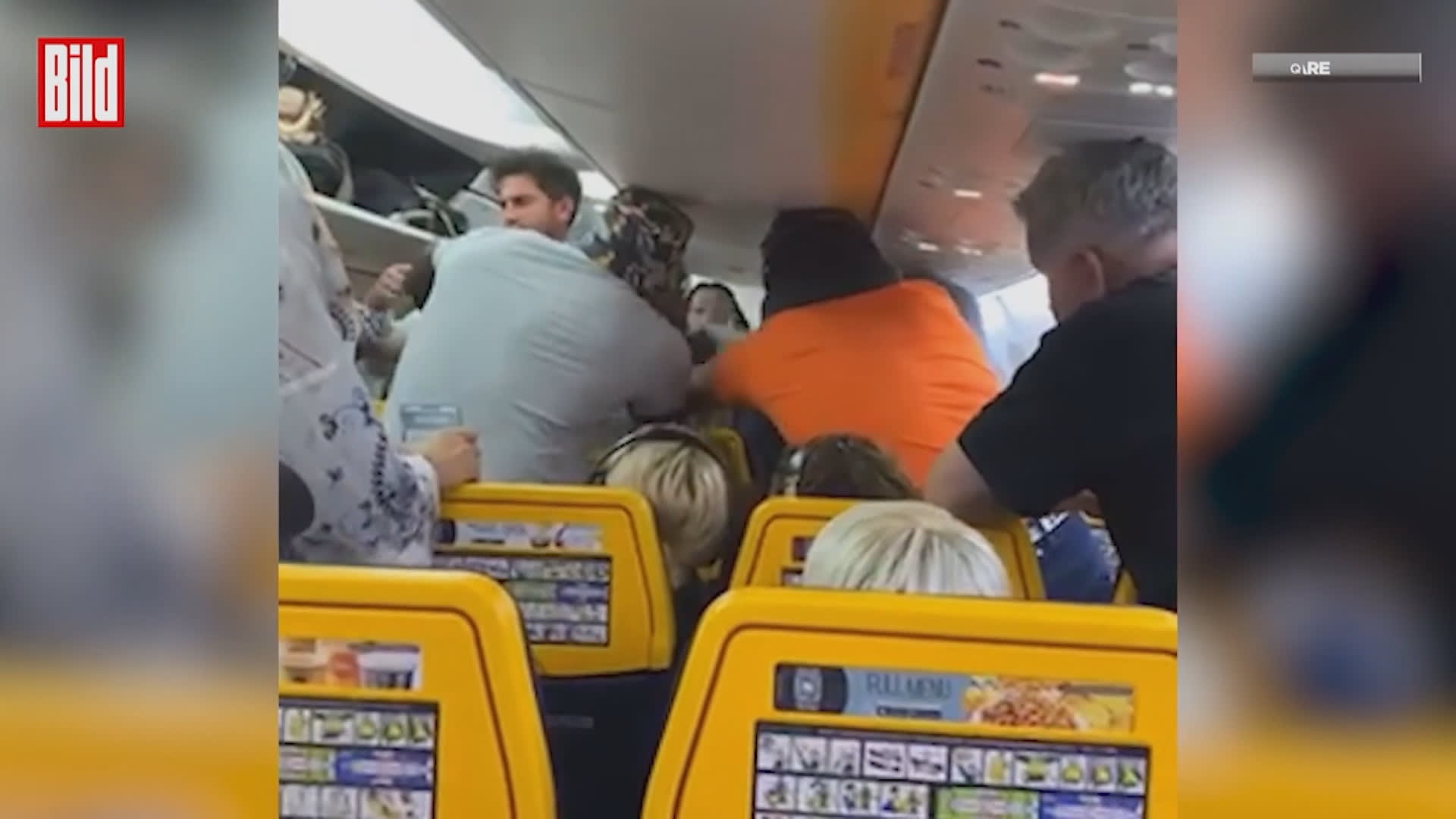Pěstní souboj kvůli sedadlu u okna. Konfliktů cestujících v letadlech přibývá, i v Česku
