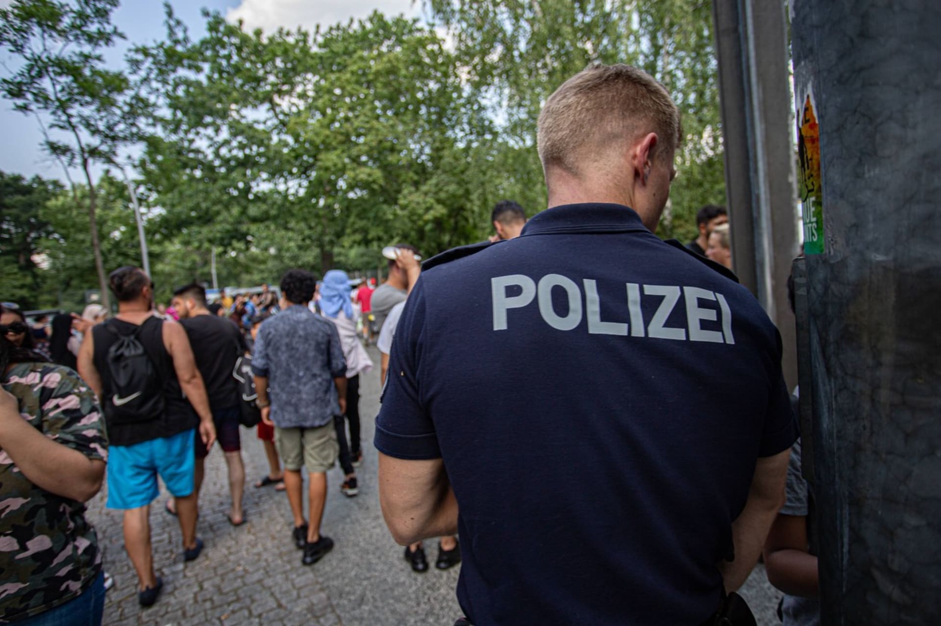Policie u vstupu do berlínského koupaliště Columbiabad ve čtvrti Neukölln  