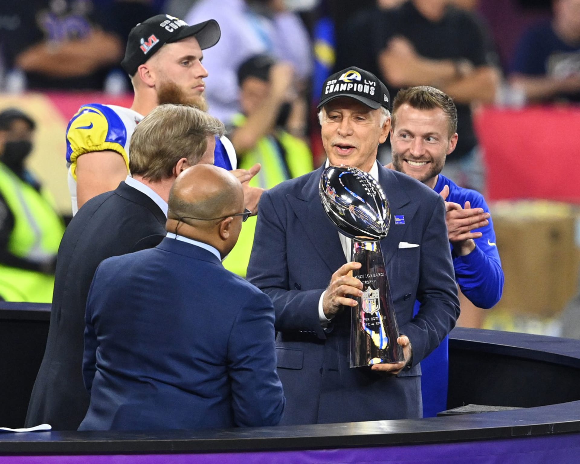 Stan Kroenke vlastní také tým NFL Los Angeles Rams, který vloni dosáhl v SoFi Stadium na nejcennější americkou sportovní trofej.