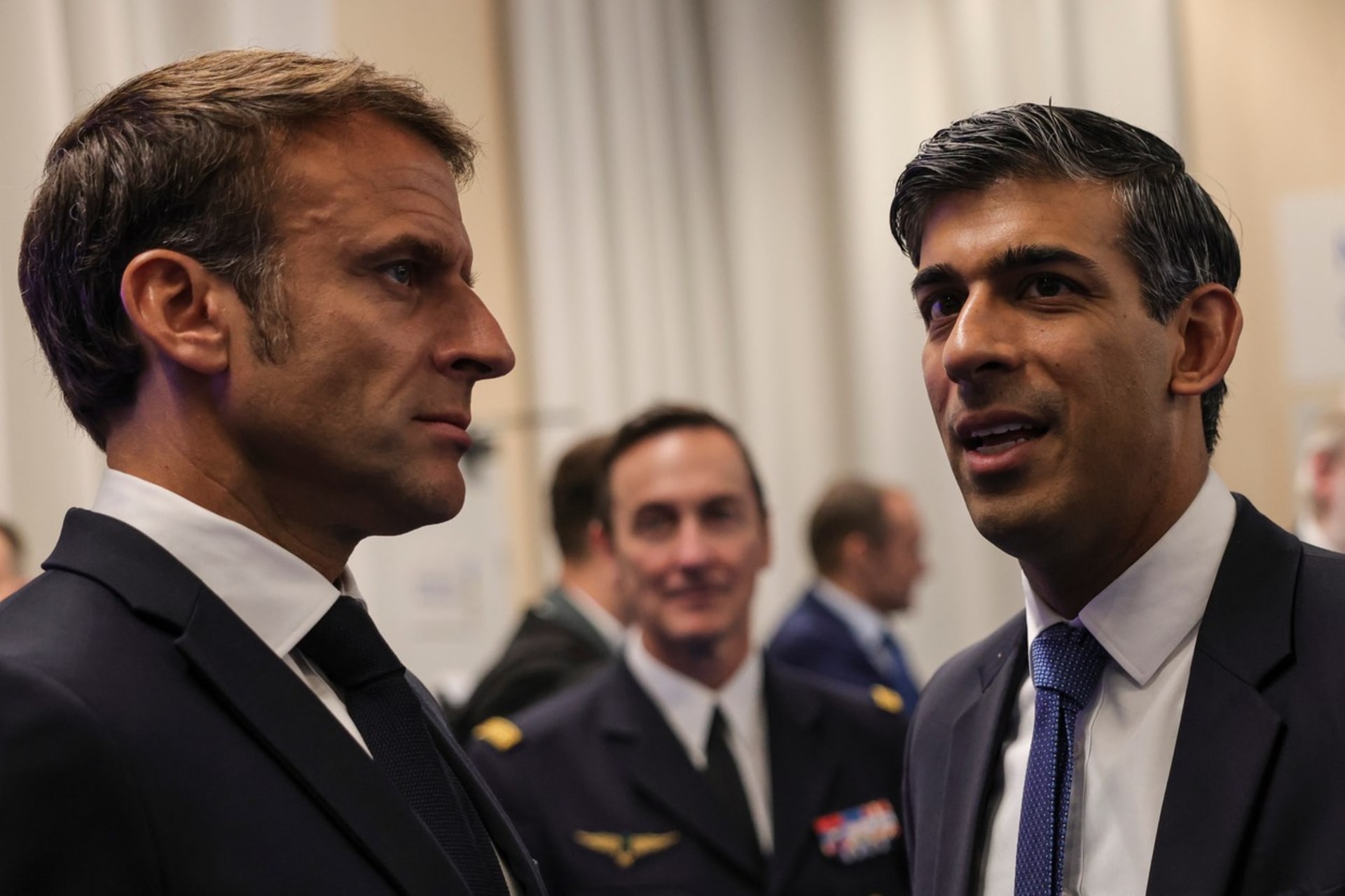 Emmanuel Macron a Rishi Sunak během summitu NATO ve Vilniusu