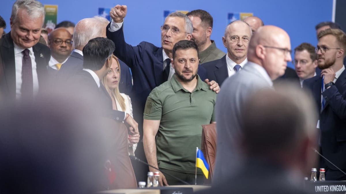 Ukrajinský prezident Volodymyr Zelenskyj mezi jinými světovými státníky na summitu NATO ve Vilniusu 12. 7. 2023.