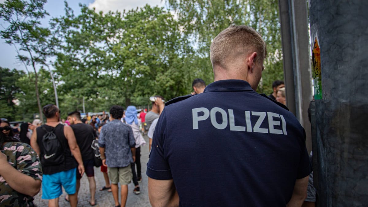 Policie u vstupu do berlínského koupaliště Columbiabad ve čtvrti Neukölln  