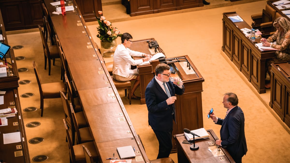 Mimořádné schůze Sněmovny, 12. 7. 2023. Úvodního slova se ujal ministr financí Zbyněk Stanjura (ODS)