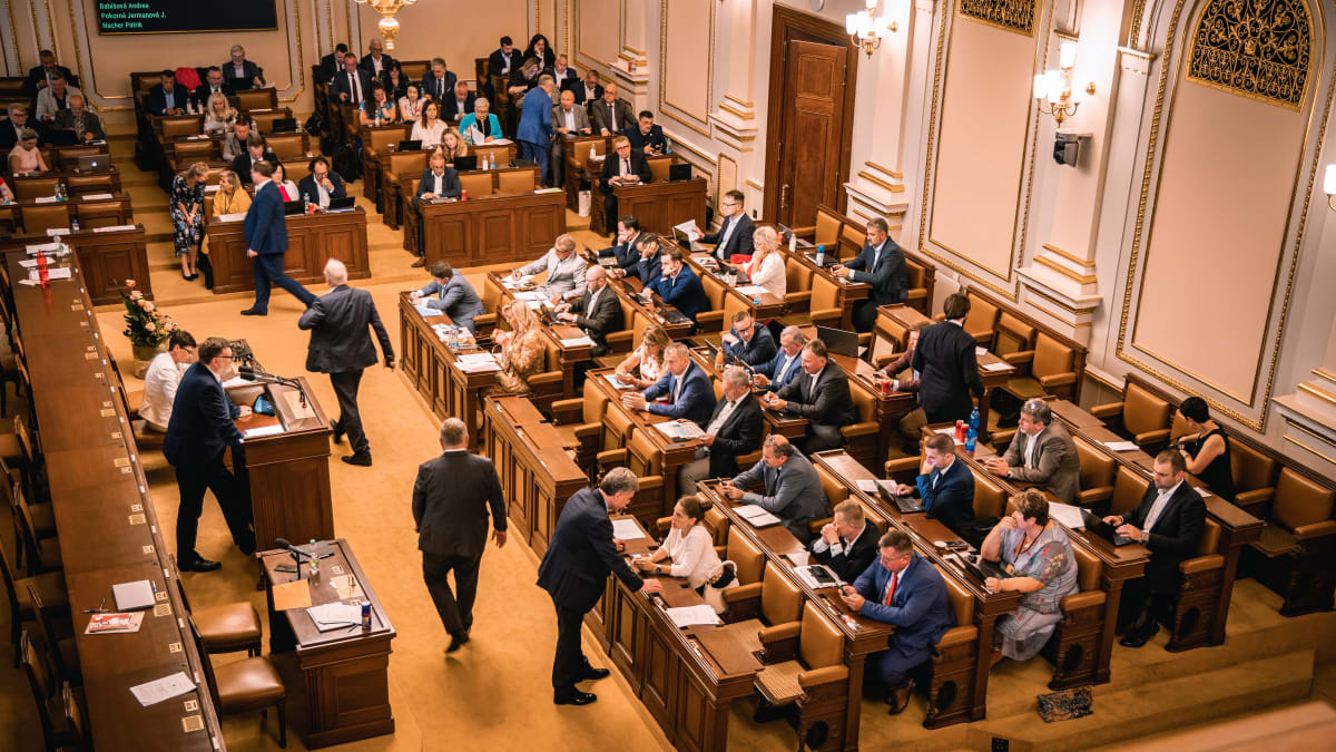 Mimořádná schůze Sněmovny, 12. 7. 2023. Úvodního slova se ujal ministr financí Zbyněk Stanjura (ODS)