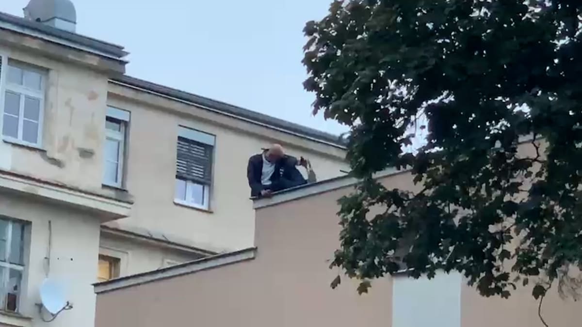 Muž na střeše vinohradské nemocnice