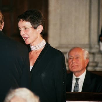 Věra Kunderová za svého manžela v roce 1995 převzala od prezidenta Václava Havla medaili Za zásluhy. 
