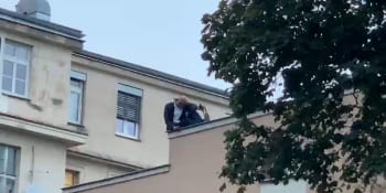 Muž na střeše vinohradské nemocnice vyhrožoval skokem, do akce šla vysokozdvižná plošina