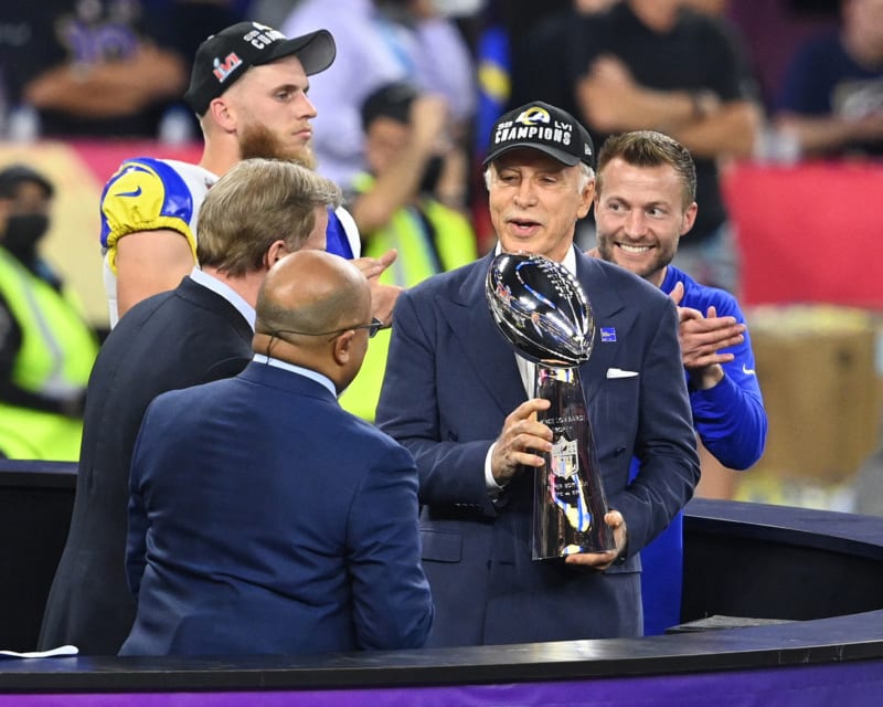 Stan Kroenke vlastní také tým NFL Los Angeles Rams, který vloni dosáhl v SoFi Stadium na nejceněnější americkou sportovní trofej.